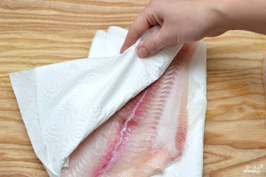 Разогрейте духовку до 190 градусов. Филе трески хорошенько промойте и просушите бумажным полотенцем.