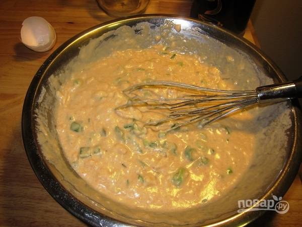 3. В сухие ингредиенты добавьте яйцо, масло, лук, тертый сыр. Тщательно перемешайте, влейте молоко. 