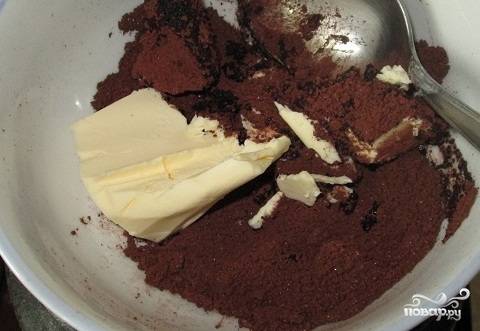 Из 2 столовых ложек сахара, какао и 50 г сливочного масла на водяной бане готовим шоколадную глазурь. Если получится слишком густая - можно добавить немного сметаны или сливок.
