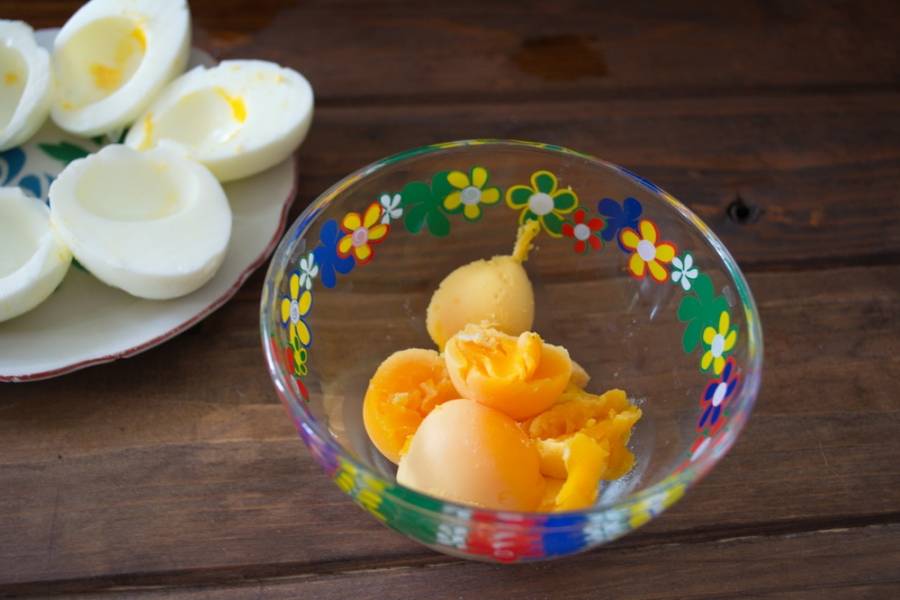 Для приготовления блюда нужно предварительно отварить яйца вкрутую. Очистить и вынуть желток. Поместите желтки в удобную высокую плошку.