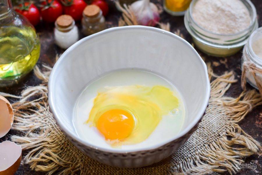 В миску влейте кефир, вбейте одно куриное яйцо.