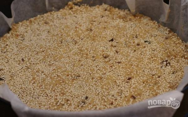 5. Сверху пирог при желании можно присыпать семенами кунжута. Все, можно отправлять его в разогретую до 180 градусов духовку. 