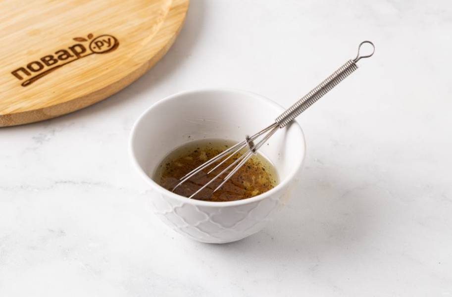 Смешайте мёд с оливковым маслом, добавьте молотый перец, измельченный чеснок и соль.