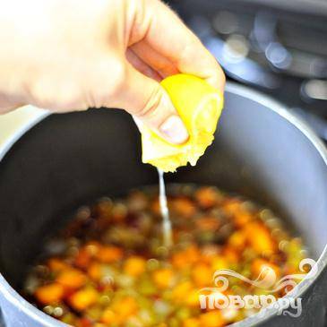Выжмете лимонный сок и добавьте оставшиеся ингредиенты, готовьте ещё 3-5 минут.