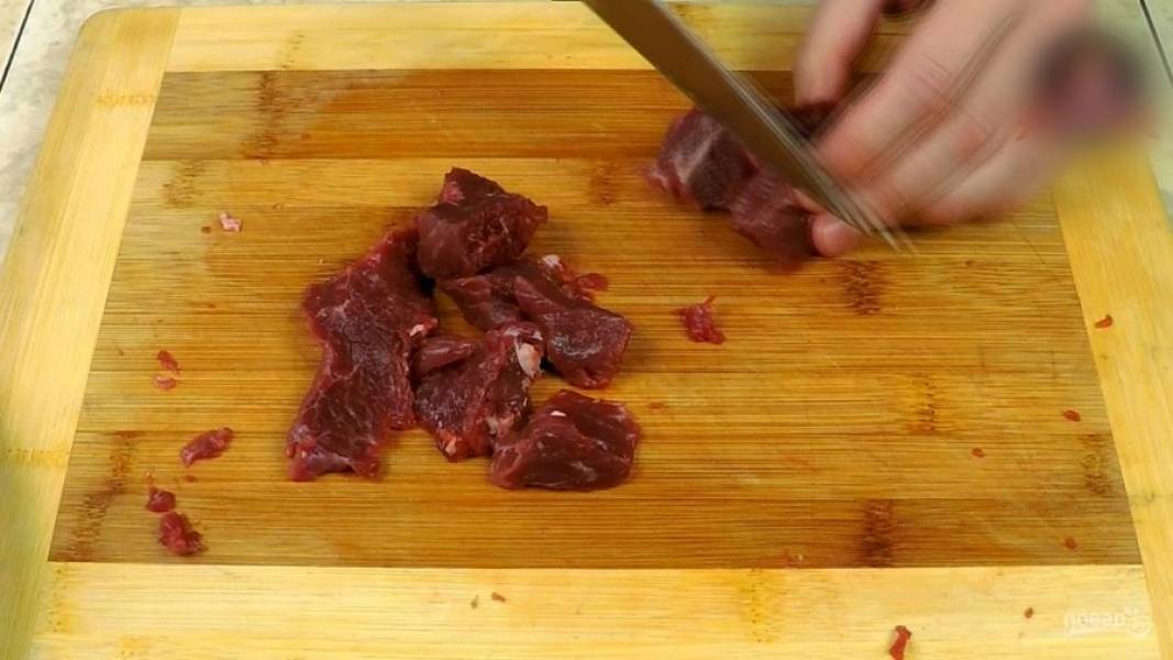 Нарезаю мясо некрупными кусочками. Я использую окорок.