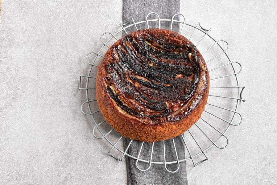 Выложите пирог на решетку и остудите до теплого состояния.