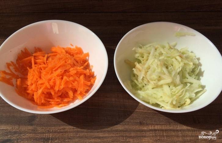 Промываем все овощи. Морковь и яблоки очищаем, натираем на средней терке.