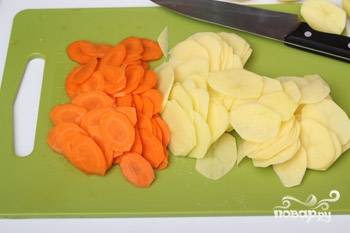1.	Для запекания лучше выбирать картофелины одинакового размера. Чистим картошку и морковь и нарезаем кружочками одинаковой толщины, лучше тоньше (чтобы все продукты пропеклись). Кусочком масла смазываем подготовленную для выпекания форму. Остальное масло растапливаем в сотейнике. 