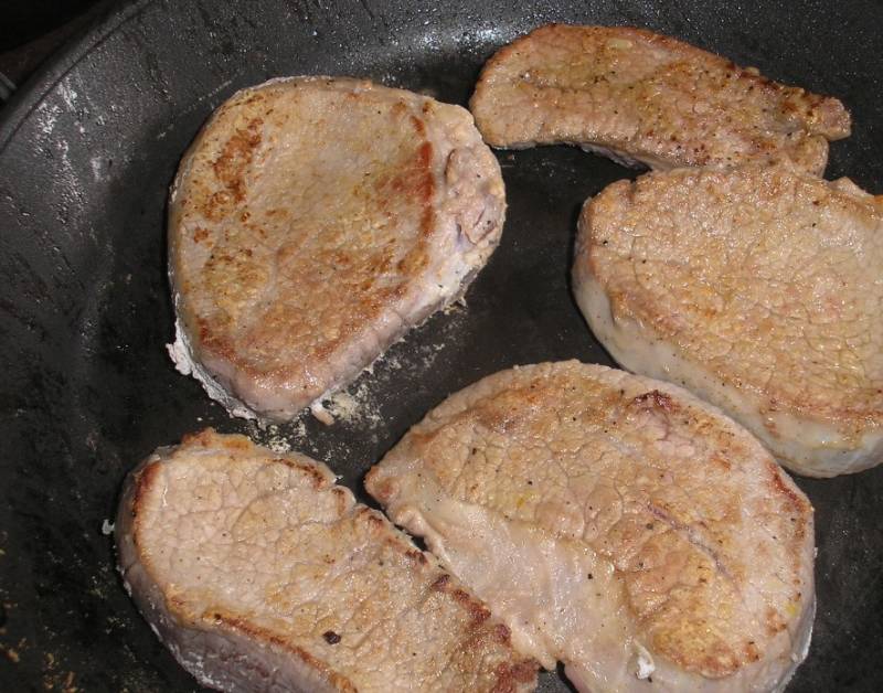 Обжарьте мясо на сковороде до румяной корочки.
