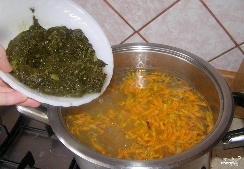 Морковку натираем на крупной терке. Лук мелко нарезаем. Обжариваем овощи в масле и бросаем в наш суп. После чего режем и выкладываем в кастрюлю щавель.