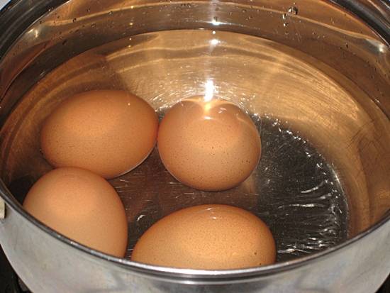 Варим вкрутую яйца.