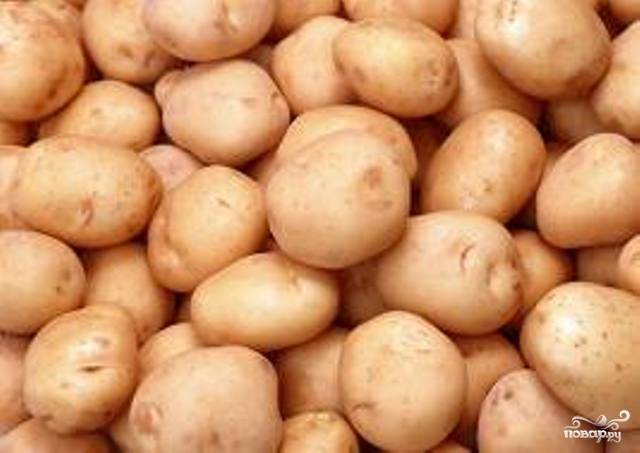 Помойте и очистите картофель от кожуры. Очищенный картофель кладите в холодную воду.