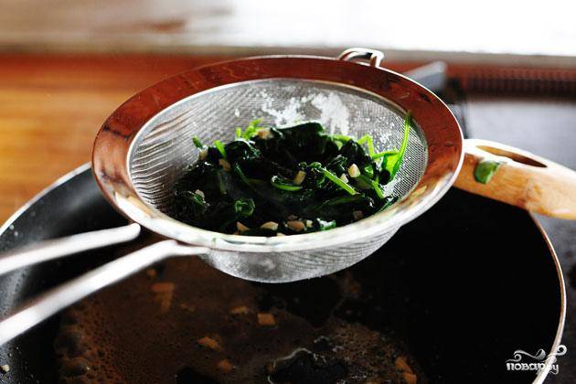 3. Выложить шпинат в сито и отжать излишки сока обратно в сковороду. Отложить шпинат в сторону.