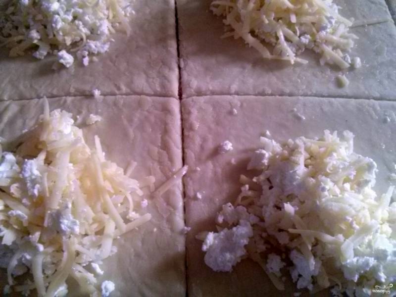 На каждый квадратик выложите начинку из сыра. Можно в начинку добавить 1 яйцо и сливочное масло, но для нас это слишком жирно получается. Поэтому я ограничиваюсь только сыром. По желанию могу менять вид сыра.