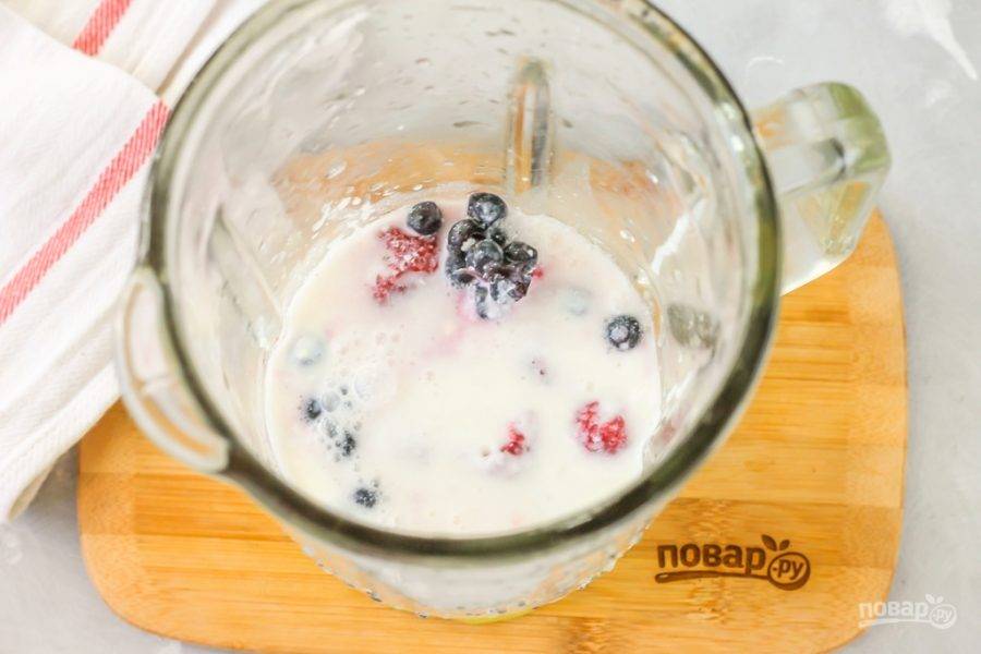 Влейте йогурт любой жирности. Можно добавлять как питьевой йогурт с фруктовыми или ягодными добавками, так и классический - без добавок.