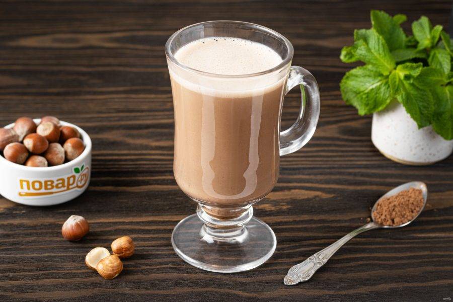 Разлейте какао на фундучном молоке по кружкам.