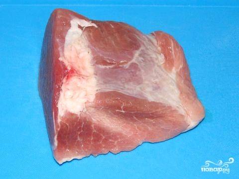 1. Для этого блюда лучше брать свиную вырезку, но подойдут и другие части. Многие берут корейку, лопатку, мякоть или заднюю часть (кто-то любит более постное мясо, кто-то — пожирнее). Выбирайте мясо на свой вкус.