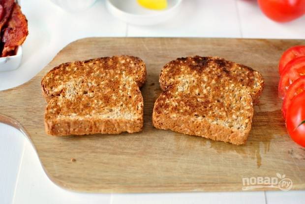 3. Хлеб запекайте в тостере. В это же время обжарьте бекон с обеих сторон до хрустящей корочки.