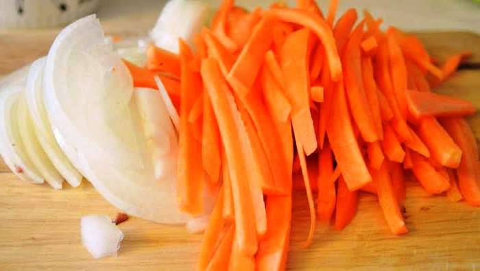 1.	Займемся подготовкой овощей. Лук и морковь чистим, моем. Лук нарезаем полукольцами, морковь нарезаем соломкой.