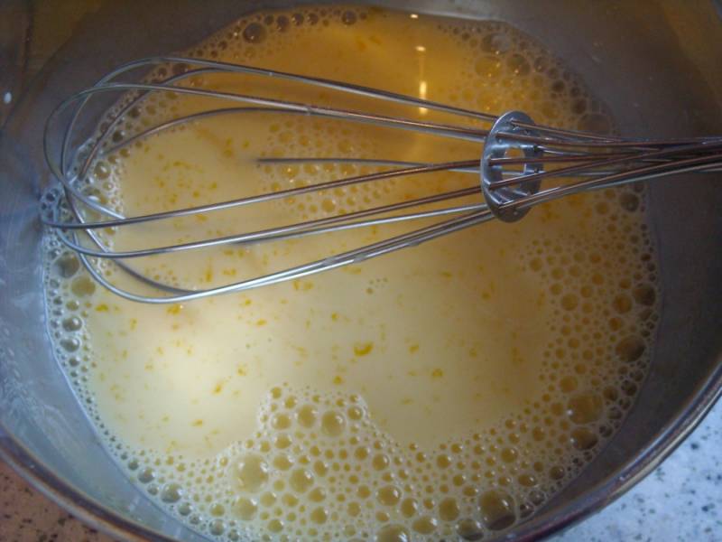 1. Взбиваем яичные желтки с молоком, маслом и сахаром. Параллельно разводим желатин, как указано на упаковке. 