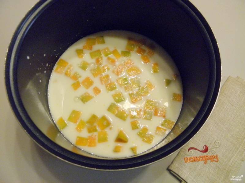 В кастрюлю мультиварки сложите кусочки тыквы, всыпьте кукурузную крупу, сахар и молоко. Установите кастрюлю в мультиварку, выберите режим "каша", задайте время 35 минут.