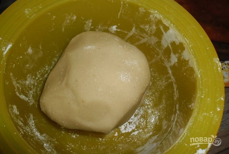 Перемешиваем марципан с сахарной пудрой, раскатываем в тонкий пласт. 