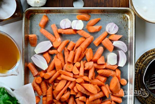 2. Нарубите крупными кусками лук и морковь. Выложите овощи на противень.