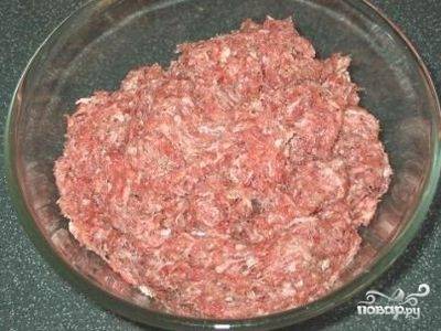Мясо помыть, слегка обсушить и нарезать небольшими кусками. Лук разрезать на 4 части. Подготовленное мясо и лук прокрутить через мясорубку. Добавить соль, перец по вкусу. Фарш готов.
