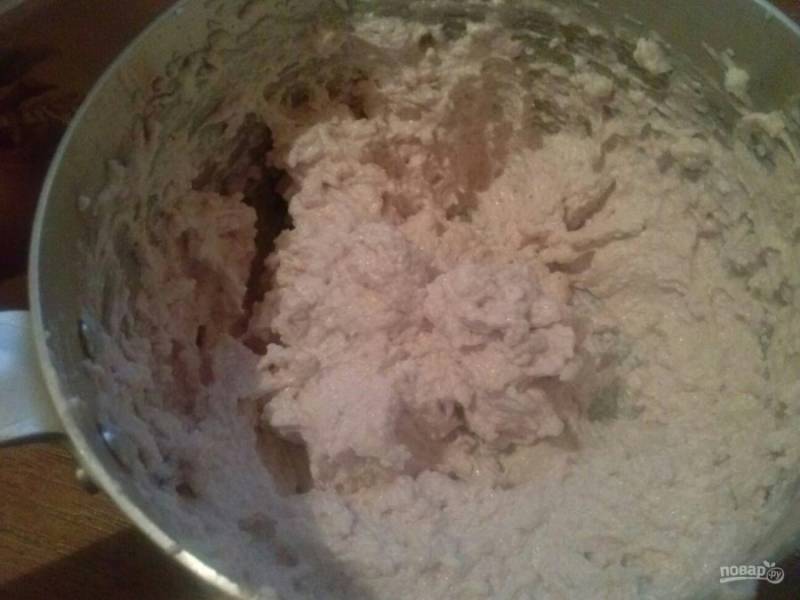 8. В другой посуде я смешала немного крема с соком из шелковицы (можно свеклу). Это я сделала для того, чтобы украсить верх торта другим кремом. Теперь отправьте крем в холодильник и готовим безе.