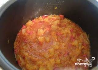 Теперь необходимо добавить соль и сахар. Перемешиваем все ингредиенты. В этот момент можете положить кусочки перчика чили, если захотите. Как только останется примерно 20 минут до конца тушки, вливаем томатную пасту, тщательно перемешиваем её с овощами.