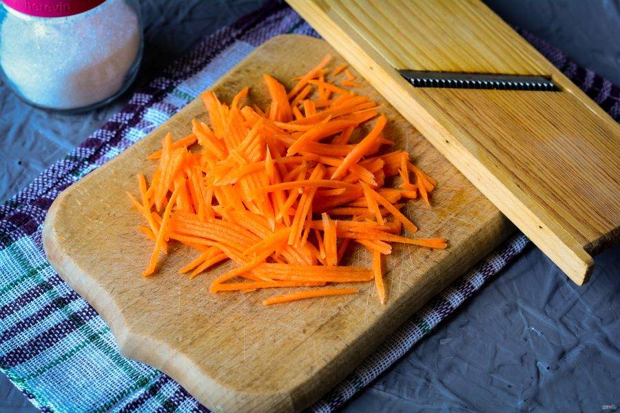 Натрите на терке сочную морковку. Удобно использовать терку для корейских овощей, получается ровная морковная стружка.
