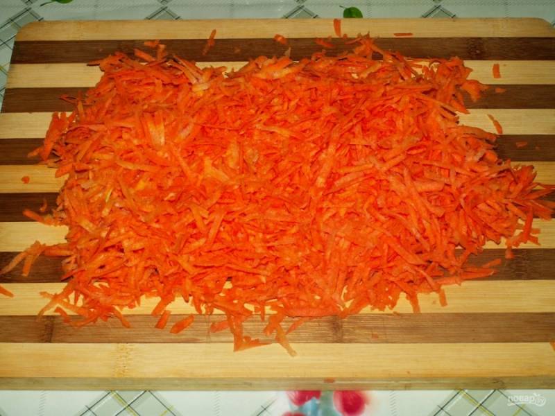 Морковь натрите на крупной терке. 