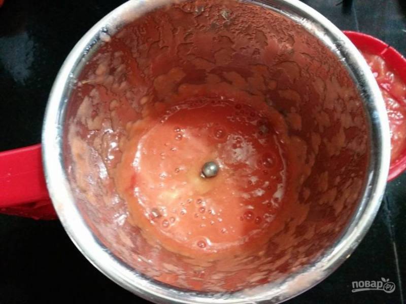 3. Измельчите помидоры с помощью блендера в пюре.