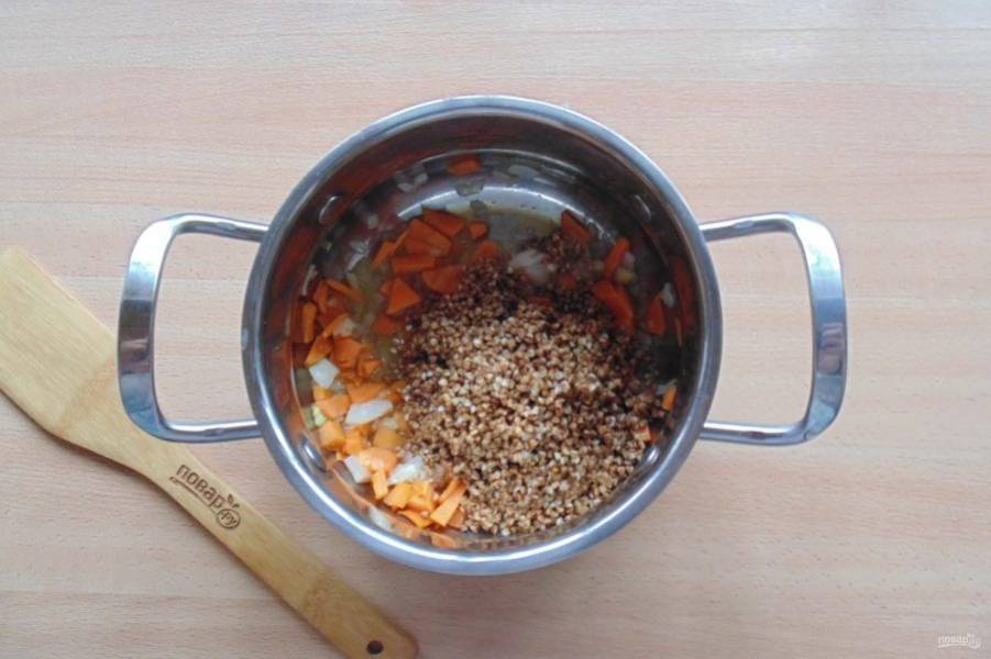 Гречневую крупу переберите, тщательно помойте и выложите в кастрюлю с луком и морковью.