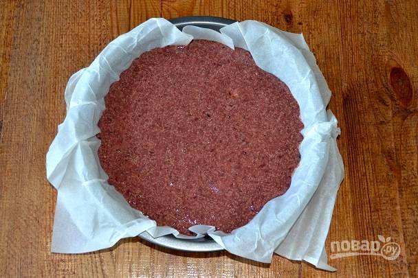 Сверху вылейте последнюю часть печени и отправьте форму в разогретую до 190 градусов духовку. Запекайте тортик до готовности (проверяйте на спичку или зубочистку) около 30-45 минут. 