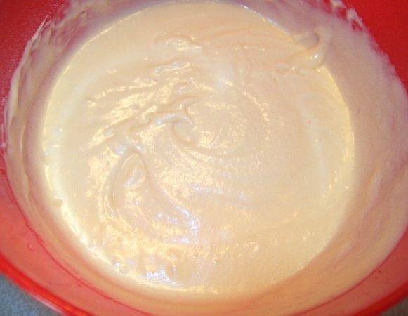 5. Следите за консистенцией, так как тесто не должно быть слишком плотным. Подготовьте форму, смазав ее маслом или застелив пергаментом. Перелейте тесто в форму. 