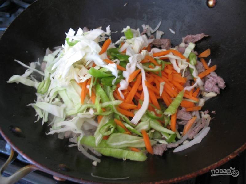 6.	Добавьте в сковороду капусту, морковь, чеснок, перец. 