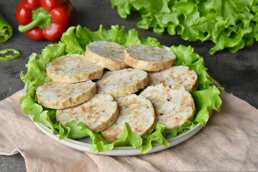 Рулет из куриной грудки с паприкой