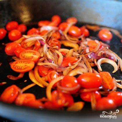 4. Добавить разрезанные пополам помидоры и жарить пару минут. 