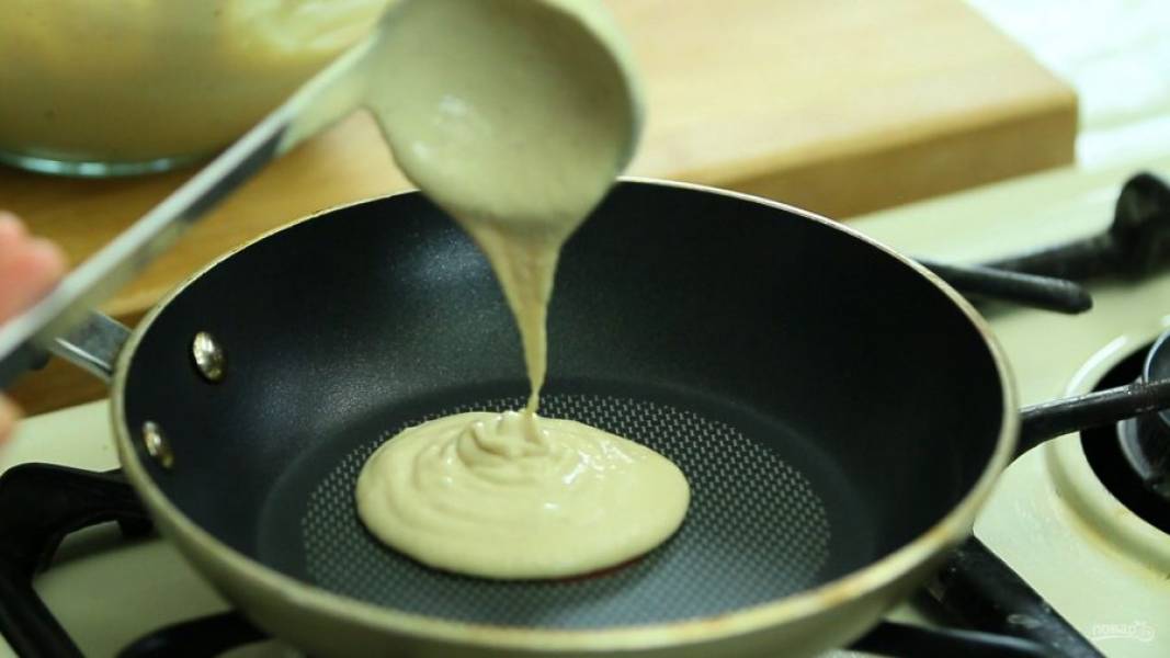 4. Порциями вливайте тесто на антипригарную сковороду.