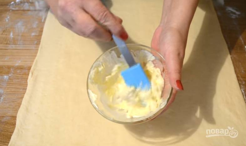 7.	Тесто выкладываете на стол и раскатываете в пласт толщиной около 1 сантиметра. Размягченным сливочным маслом смазываете пласт теста, посыпаете сахаром, смешанным с ванилью.  