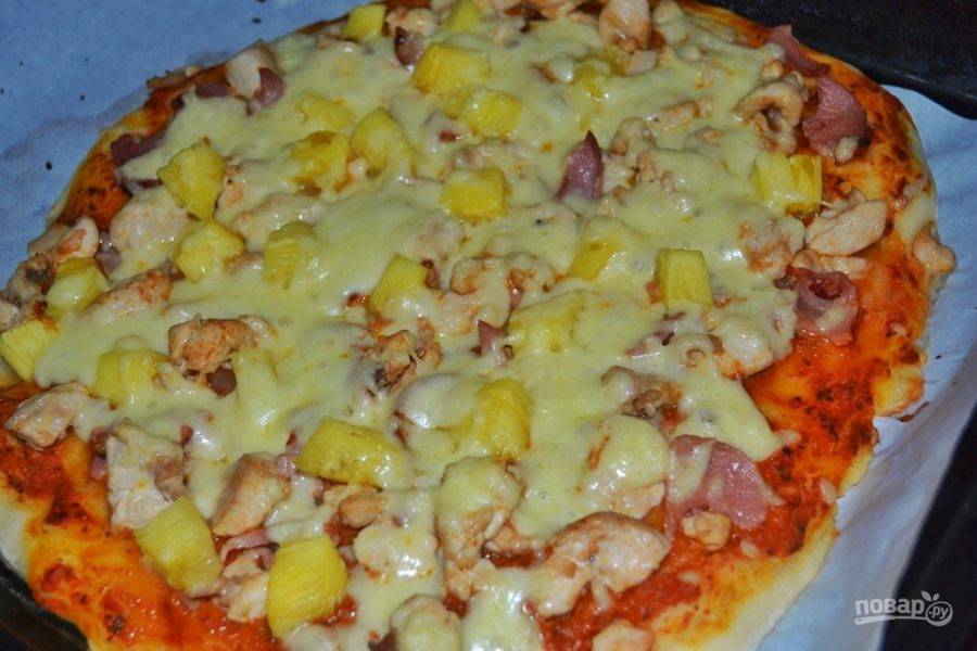 7.	Добавьте в пиццу ананасы и посыпьте ее моцареллой, выпекайте каждую пиццу в разогретом до 180 градусов духовом шкафу около 30-45 минут. 