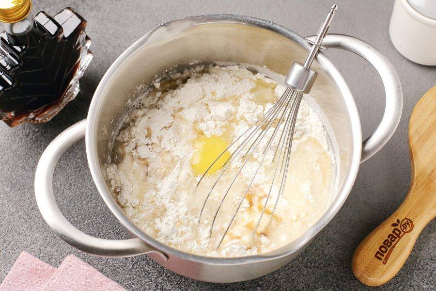 Добавьте молоко, яйцо, растительное масло и кленовый сироп.