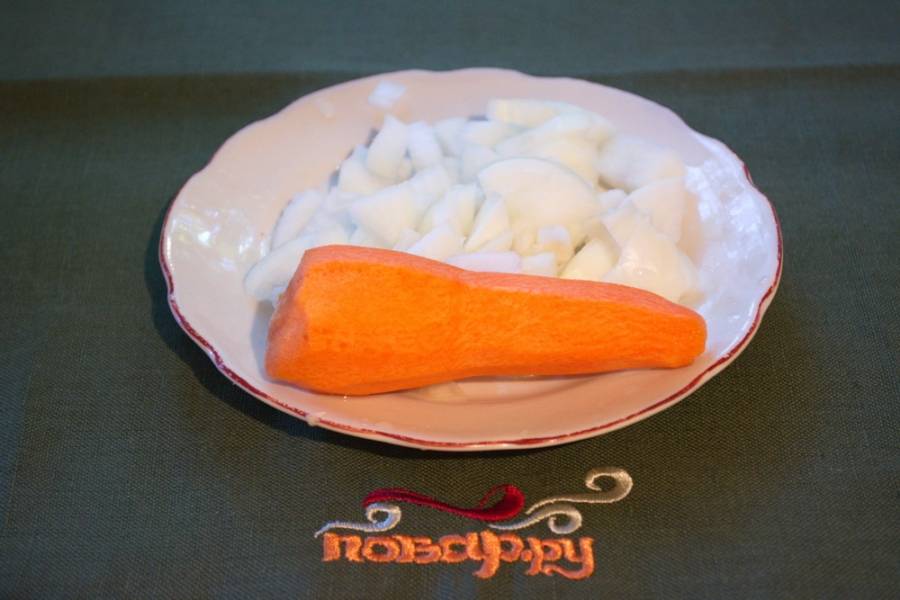 Лук и морковь нарезать. Лук я нарезала кубиком, а морковь натерла на терке.