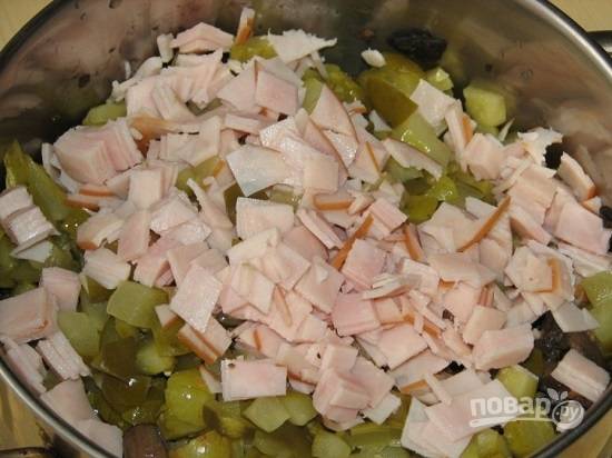 Добавим ветчину, нарезанную кубиками.