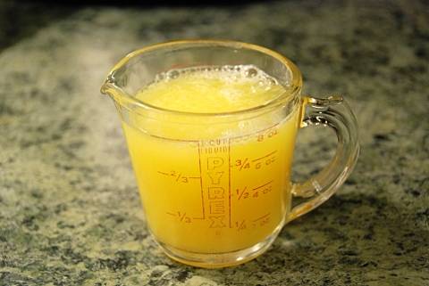 Для начала нужно приготовить кус-кус. Готовьте его, согласно инструкции на упаковке, только вместо воды используйте апельсиновый сок. Я брала 2/3 стакана сока + добавила в него воду.