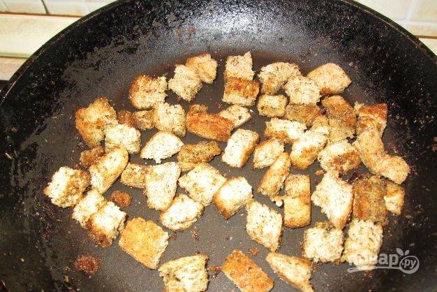 Сделайте сухарики. Обжарьте нарезанный хлеб в небольшом количестве масла. Добавьте к нему соль и травы.