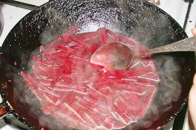 Свеклу нужно потомить 7-8 минут на сковороде, добавив томатную пасту. Затем перекладываем свеклу в кастрюлю. В борщ можно добавить измельченный чеснок и зелень. Также не забываем про соль и перец. Варить борщ до готовности, после чего снять с огня и дать настояться 10-15 минут.