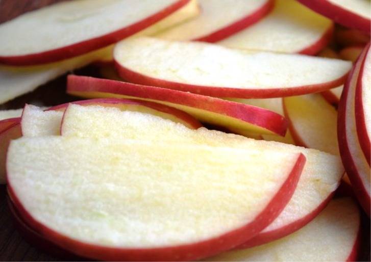 Яблоки разрежьте, удалите семена, порежьте тонкими пластинками. 