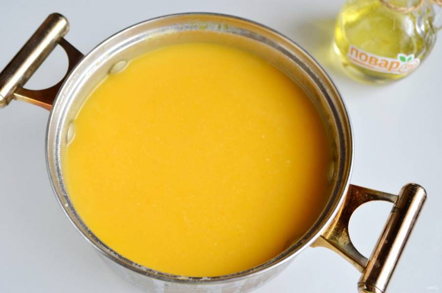 7. Готовый суп пюрируйте погружным блендером.